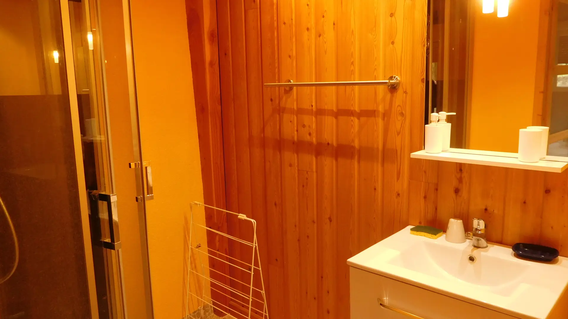 sanitaires grande chambre à 2 lits simples