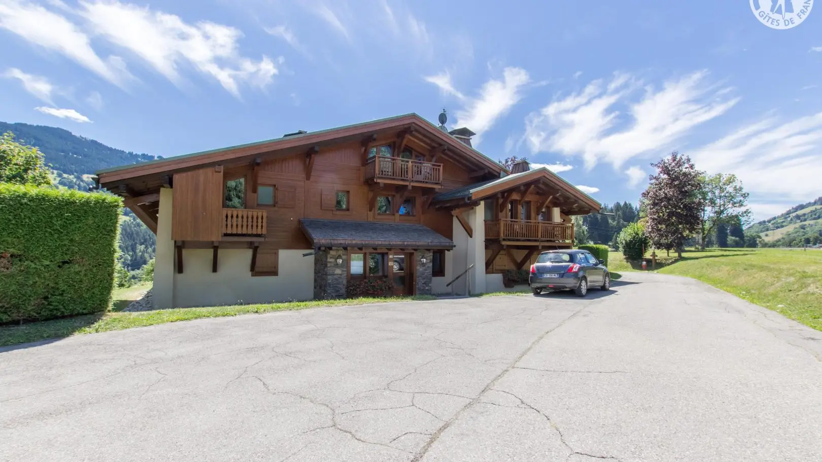 LE CHALET COMPORTANT QUATRE APPARTEMENTS.
