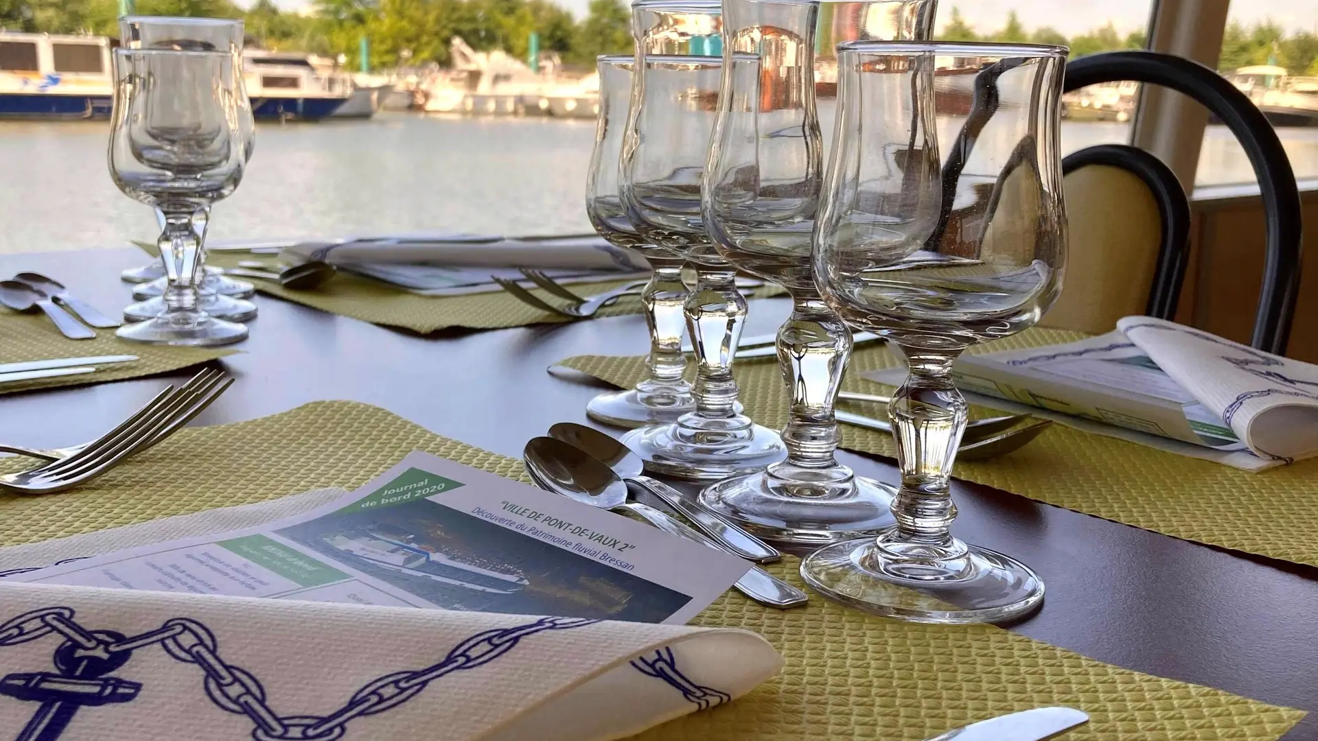 Table dressée, salle de restaurant du bateau