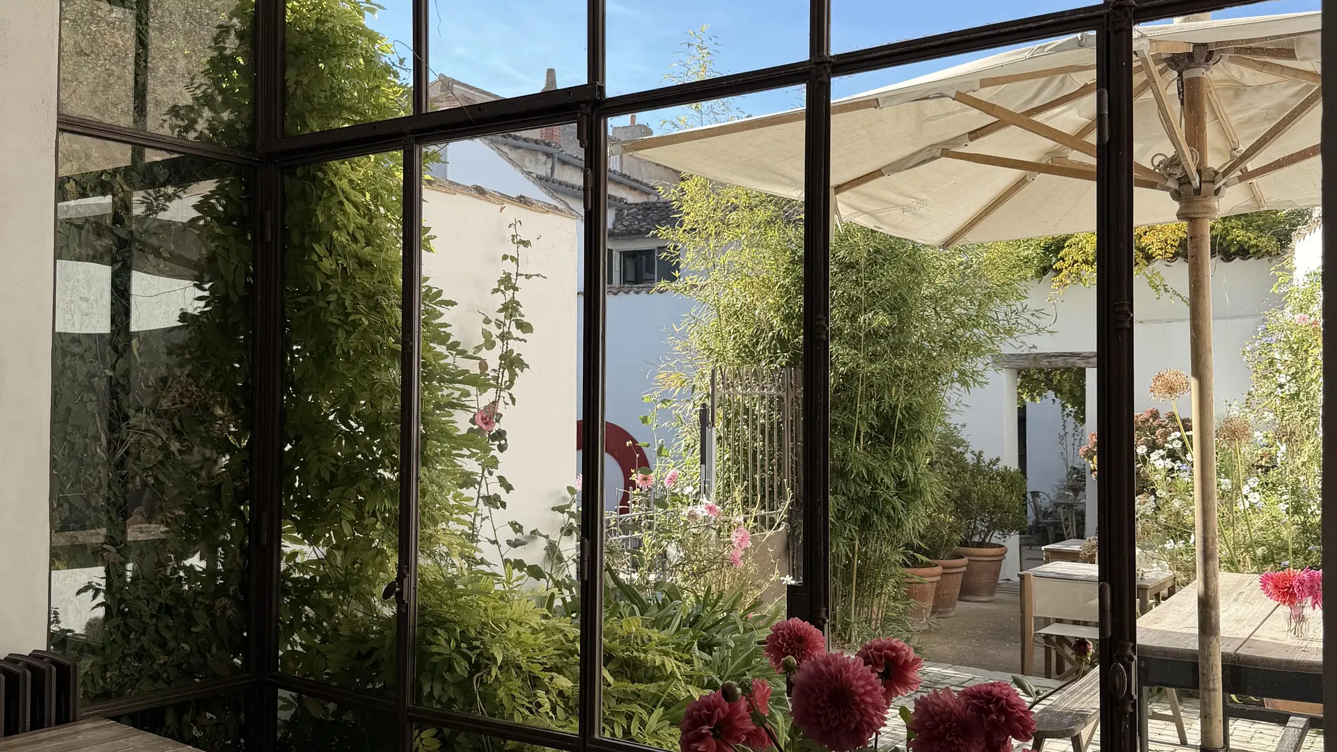 Salon avec vue sur le patio