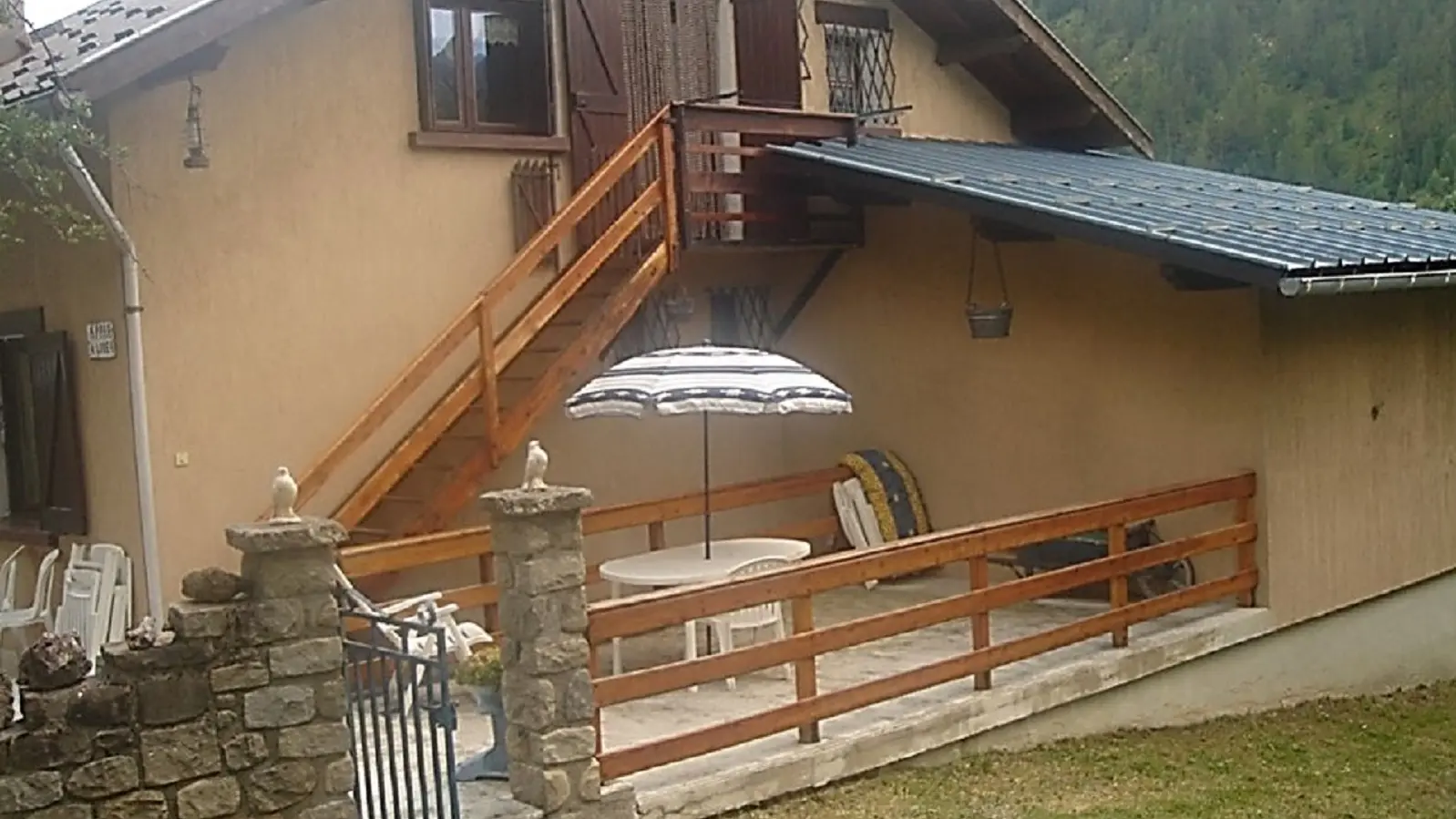 appartement 1er étage maison, balcon extérieur, escalier
