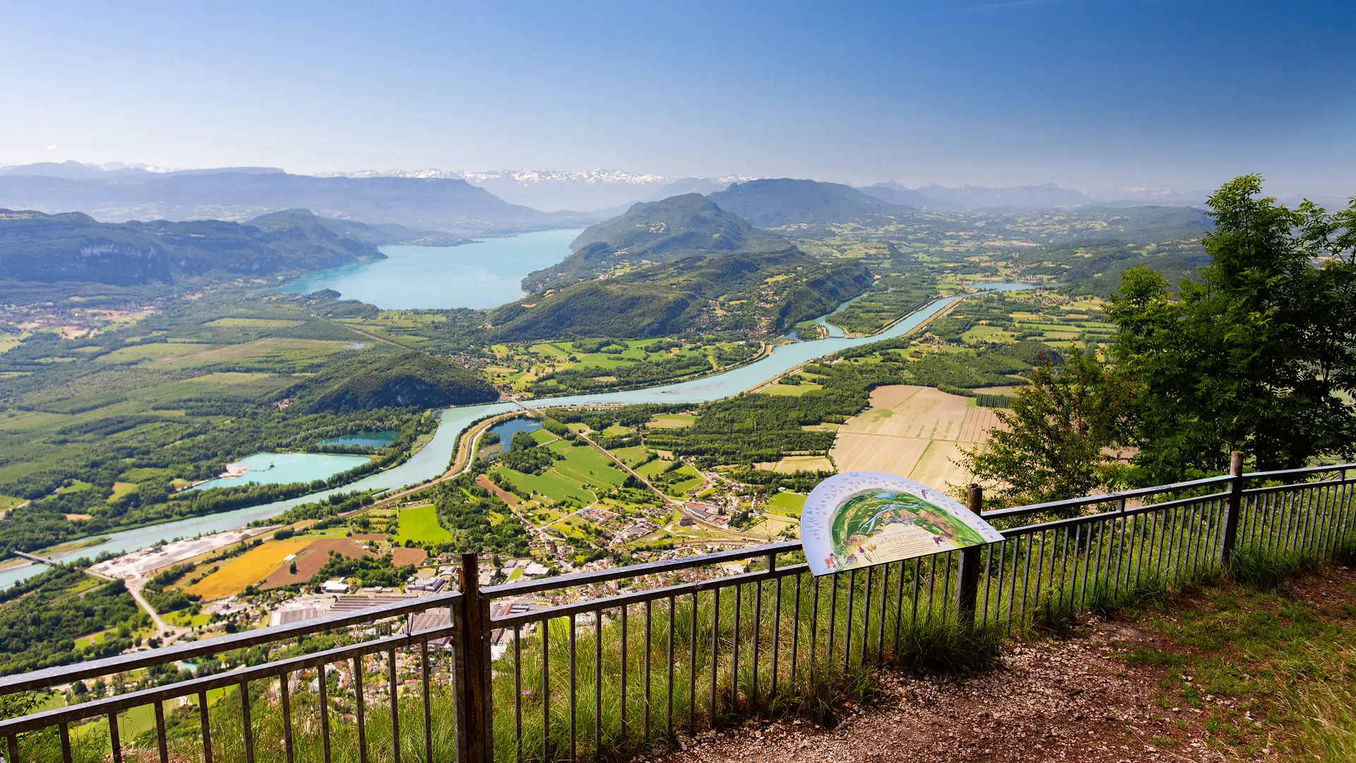 Vue sur le lac du Bourget depuis le Fenestrez dans le Massif du Grand Colombier