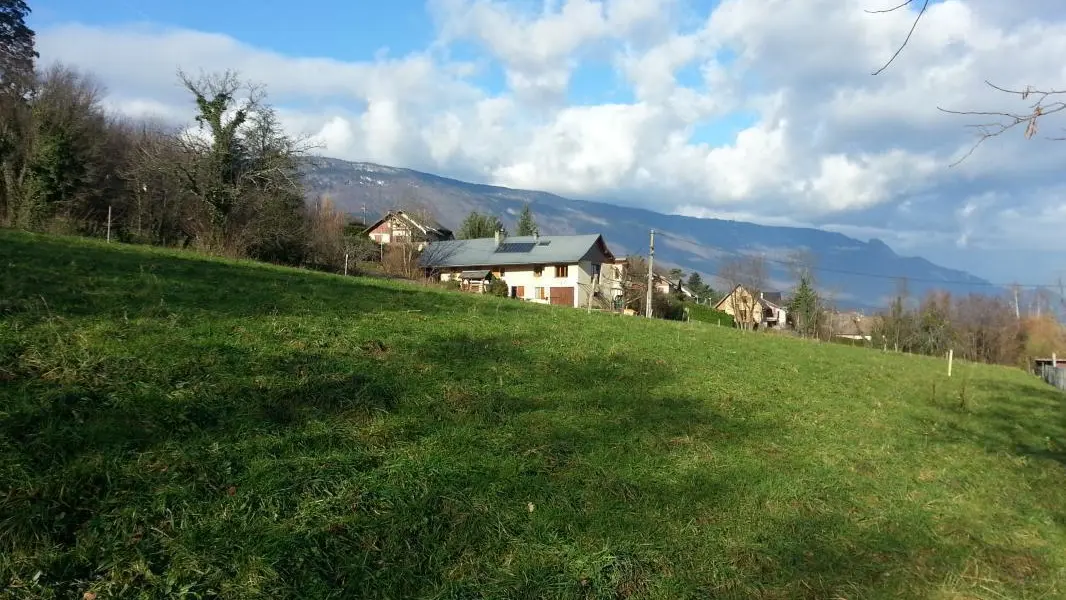 En arrière fond, le Gîte et le Massif de l'Epine, la Dent du Chat.