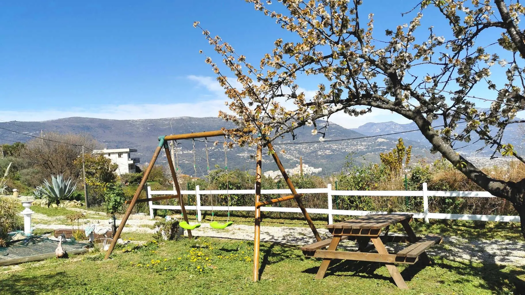 Espace détente balançoire enfants - Villa Madeleine - Gîtes de France Colomars