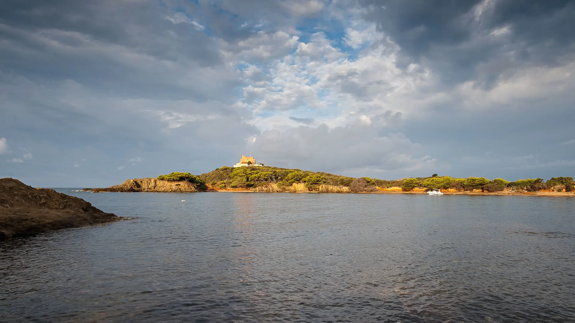 La plage noire du Langoustier à Porquerolles