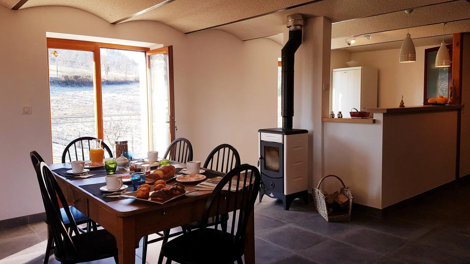 Salle de séjour avec la table du petit-déjeuner.