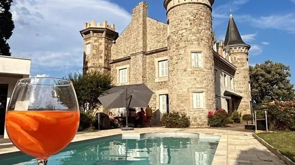 Piscine chauffée (12x6 m), accessible de mai à septembre - commune avec le gîte Gaga.