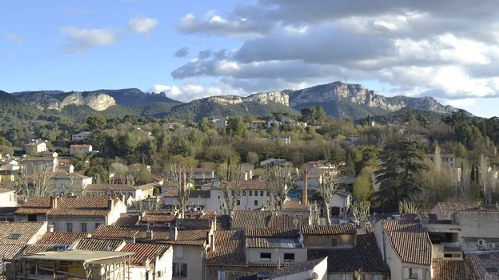 Le village d'Auriol et les collines autour
