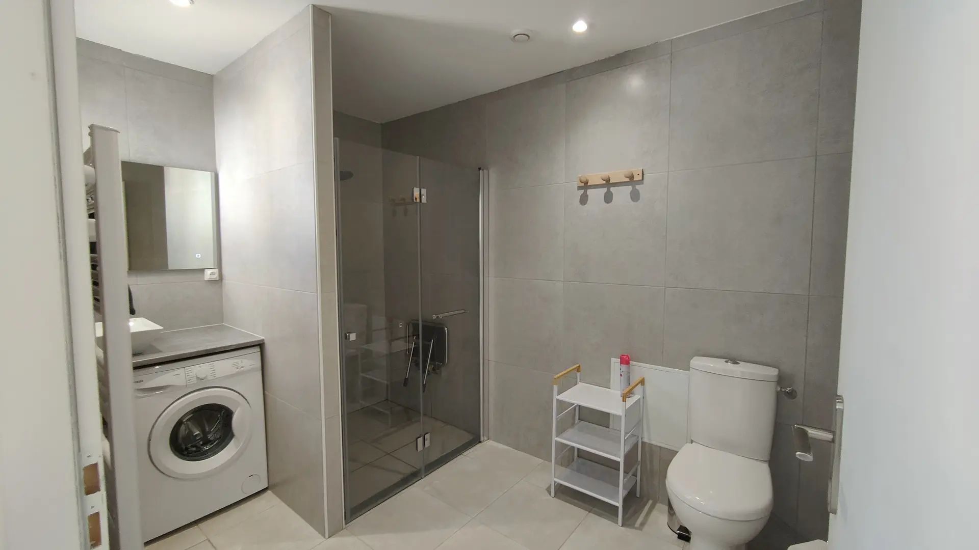 Salle de bain avec douche, wc et machine à laver