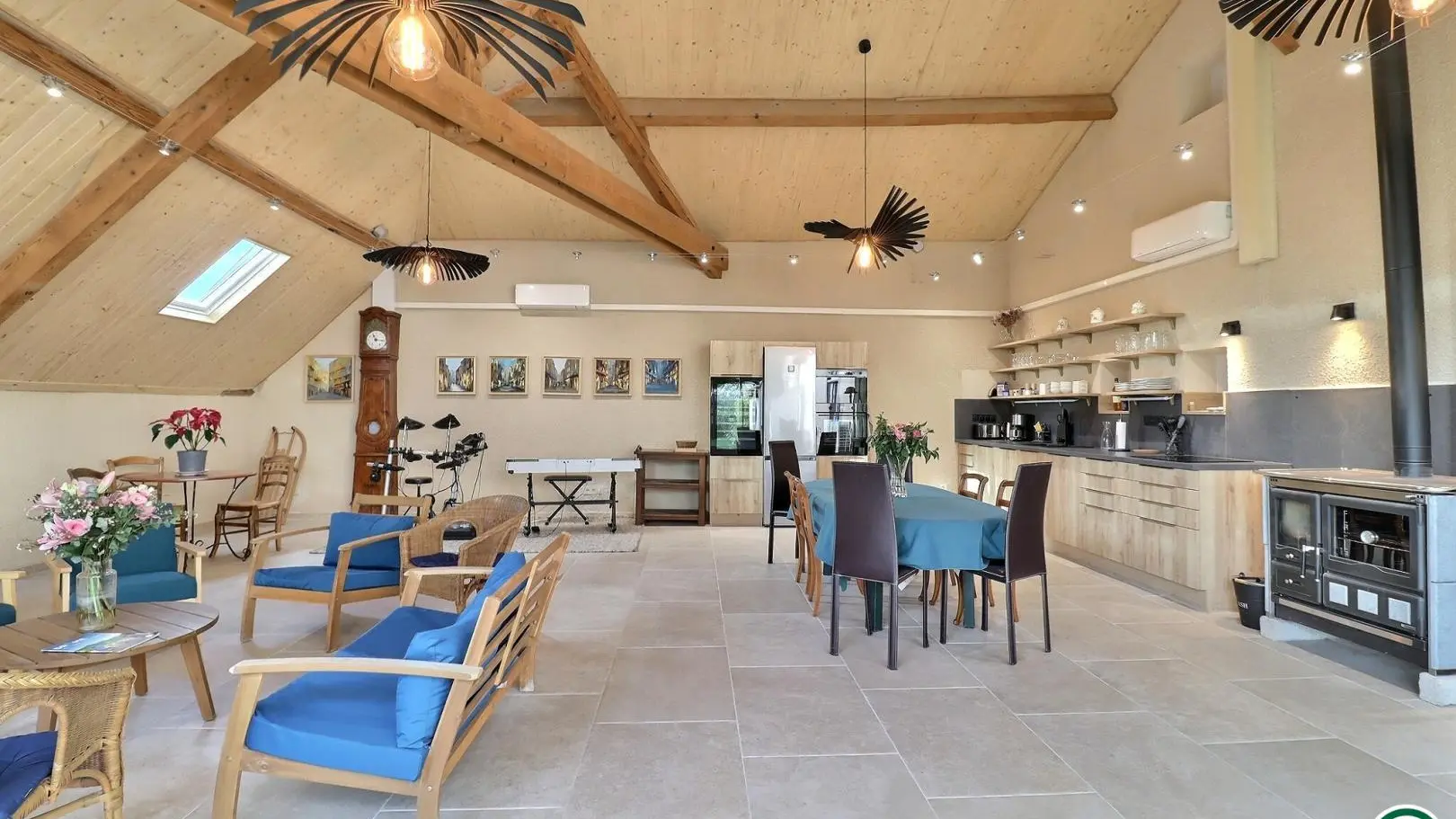 Sur réservation et en supplément : la Grange aux Chouettes, 80m² climatisés, cuisine toute équipée