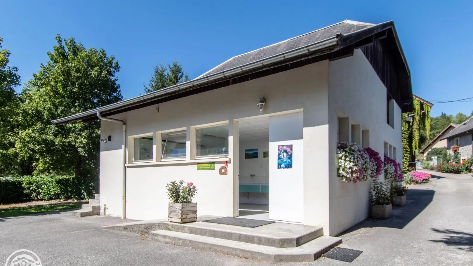 Bloc sanitaire du camping accessible aux gîtes