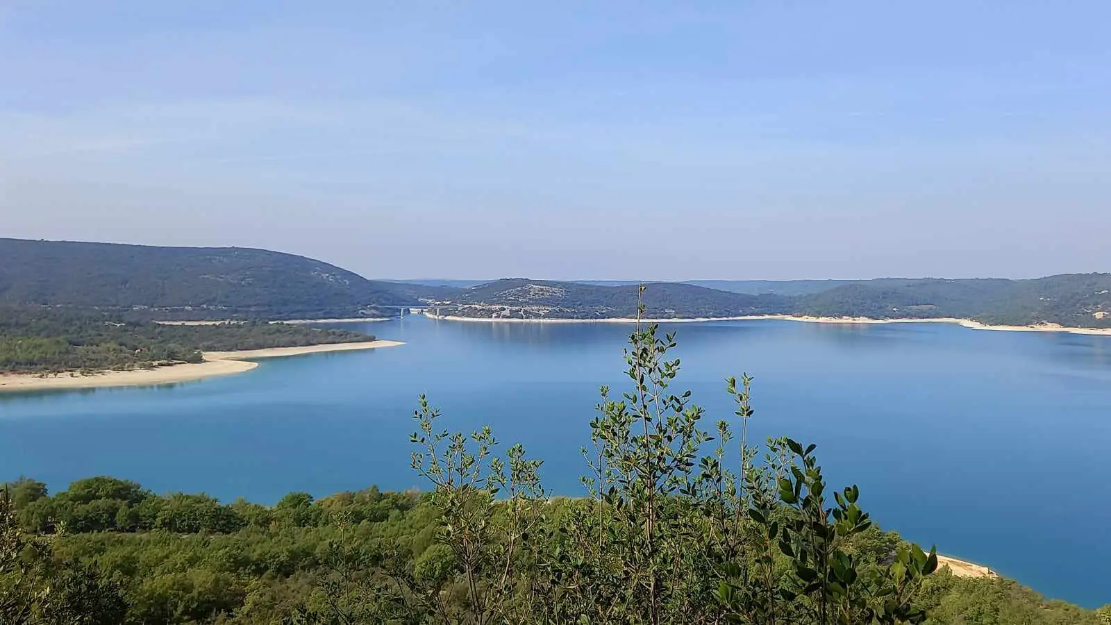 Vue sur le barrage et Le Castellas
