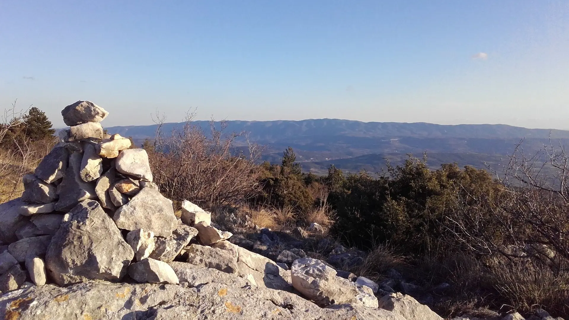Vue sur le Luberon depuis le Cluyer