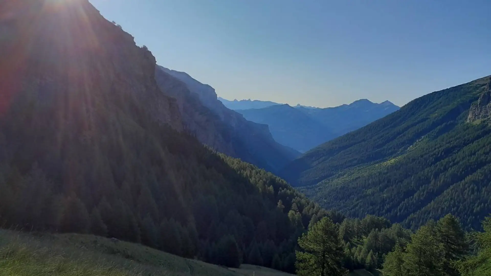 Montée par Piebrun aux premiers rayons de soleil - vue sur la vallée du Rabioux