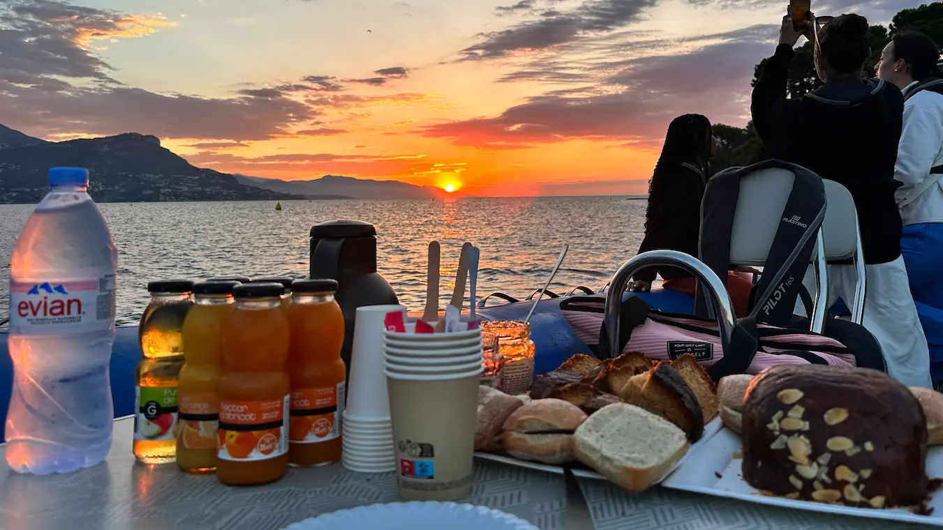 Lever de soleil en mer avec petit déjeuner