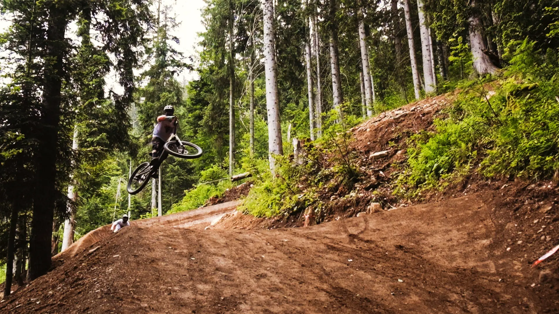 Piste bleu DH La Greneche virage saut