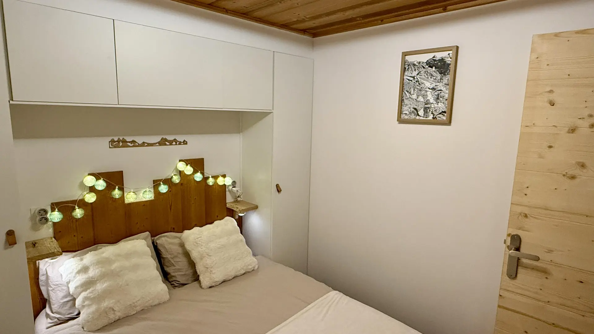 Chambre avec grand lit