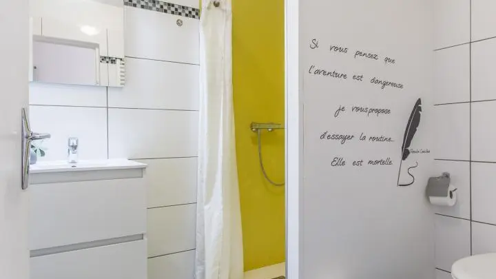 Salle d'eau minérale