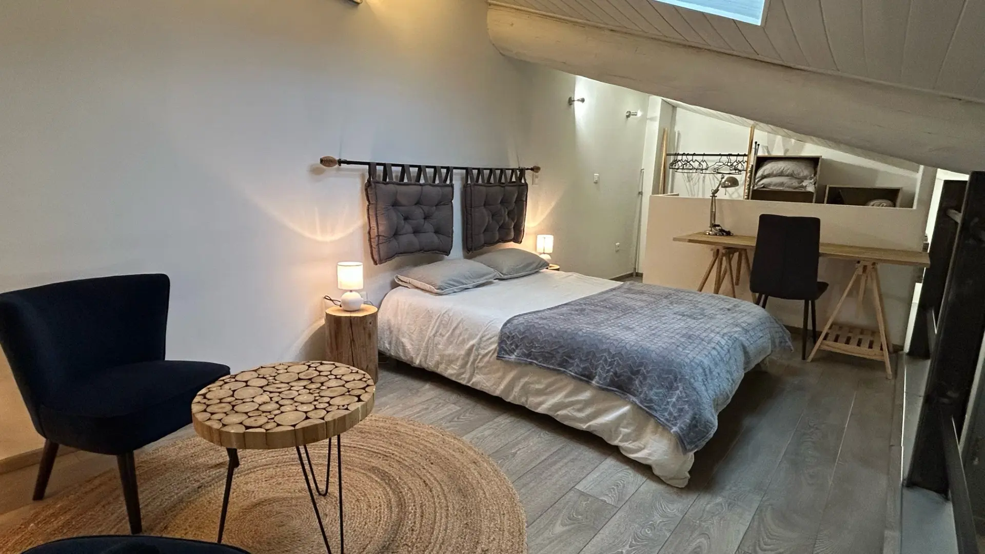 Loft sur la Sorgue_L'Isle-sur-la-Sorgue chambre messanine coin bureau