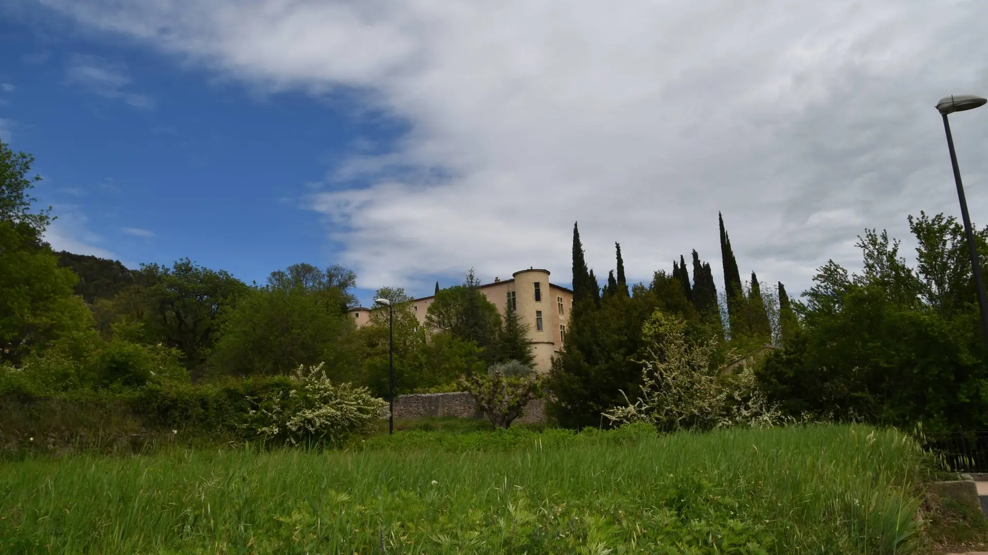 Château de Vins sur Caramy avec sa façade couleur sable et planté dans un écrin de verdure