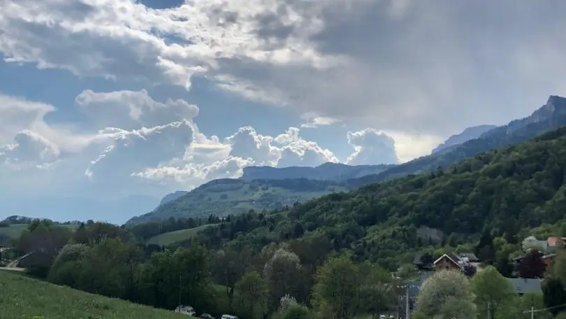 la colline face au chalet