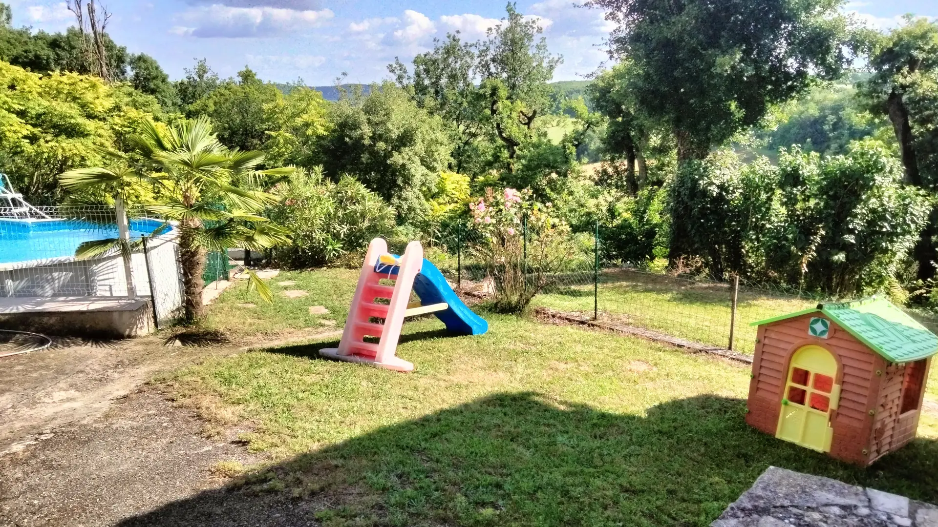 maisonnette et tobogan pour enfants