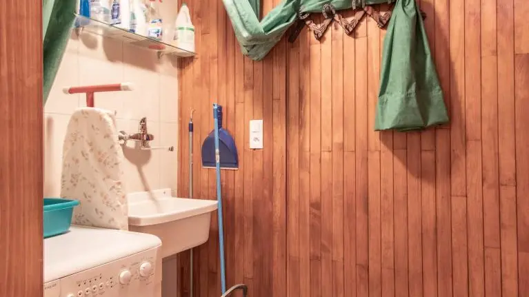 Buanderie à côté de l'escalier d'accès aux chambres 2 et 3