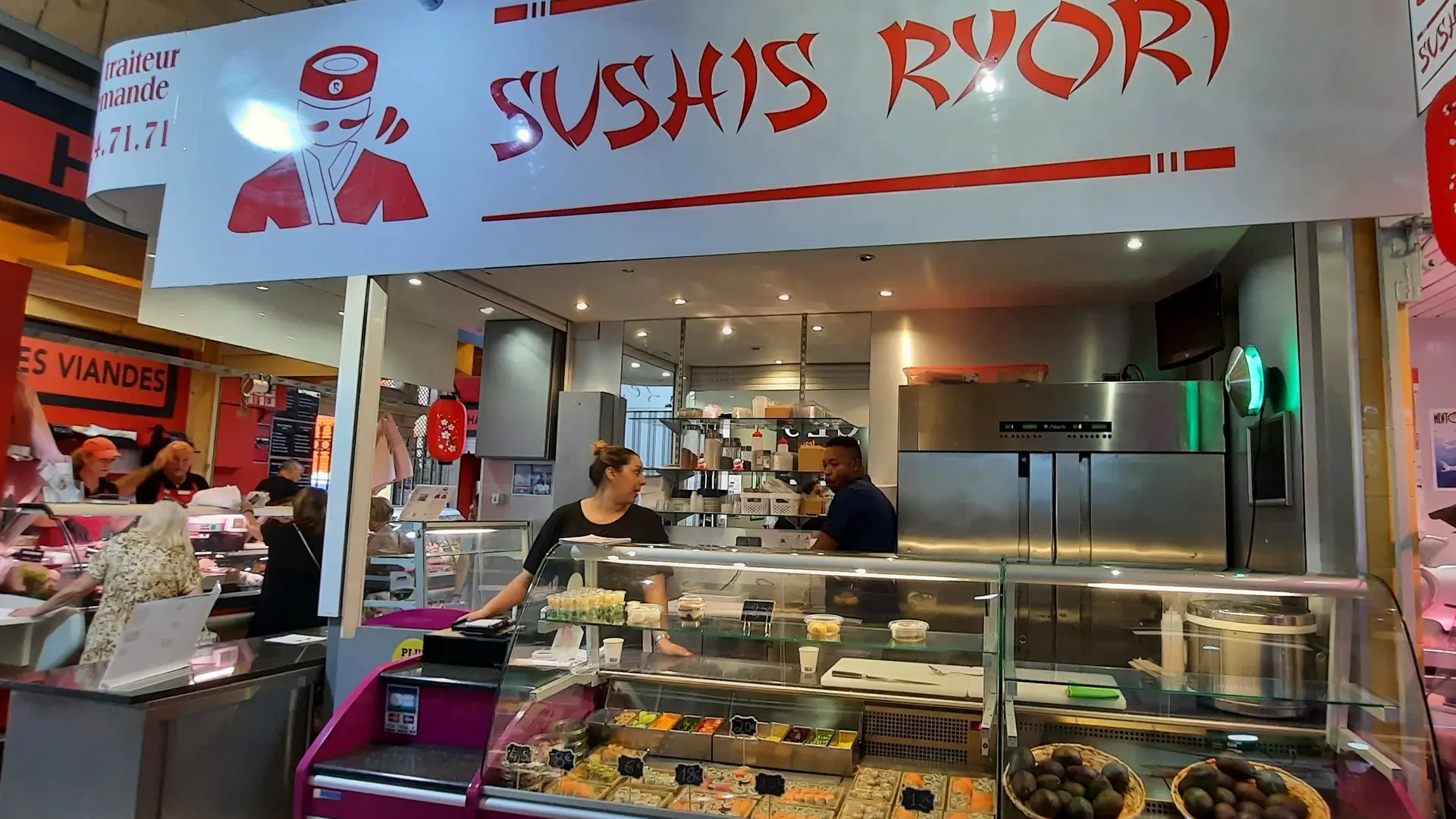 L'étale de sushis aux halles municipales