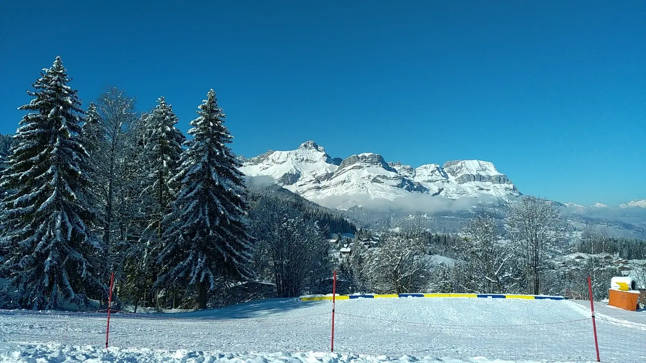 L'espace luge de la Cry à Combloux est située à proximité des pistes de ski alpin face aux 4 Têtes et aux Aravis