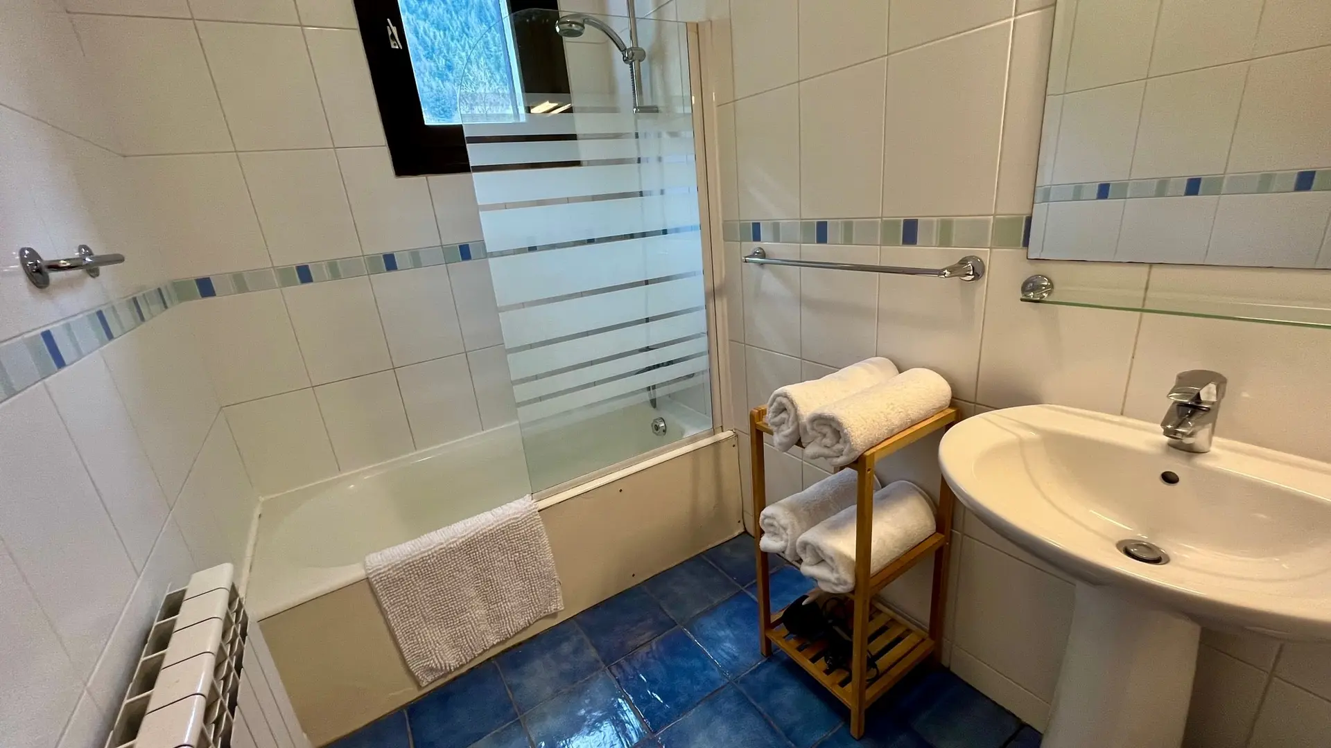 Salle de bains avec baignoire / douche, lavabo, fenêtre