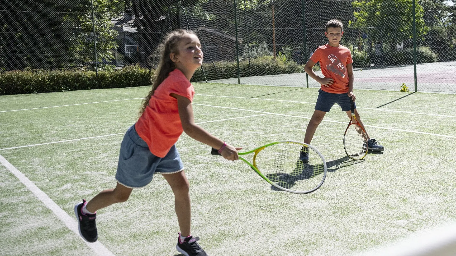 enfant jouant au tennis