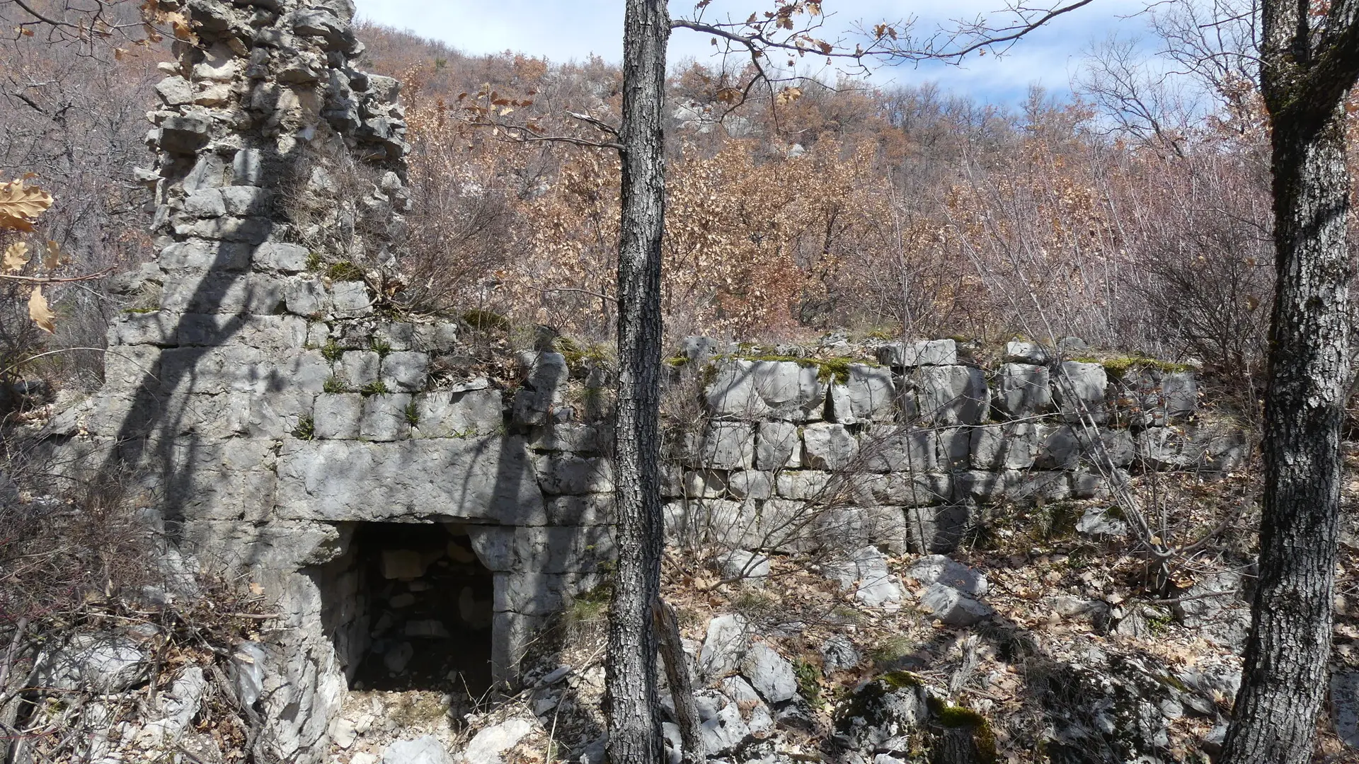 Site de l'abbaye de Clarescombes. Bâtiment du milieu