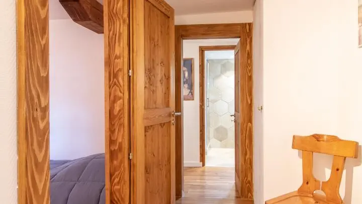 Accès salle d'eau et chambres