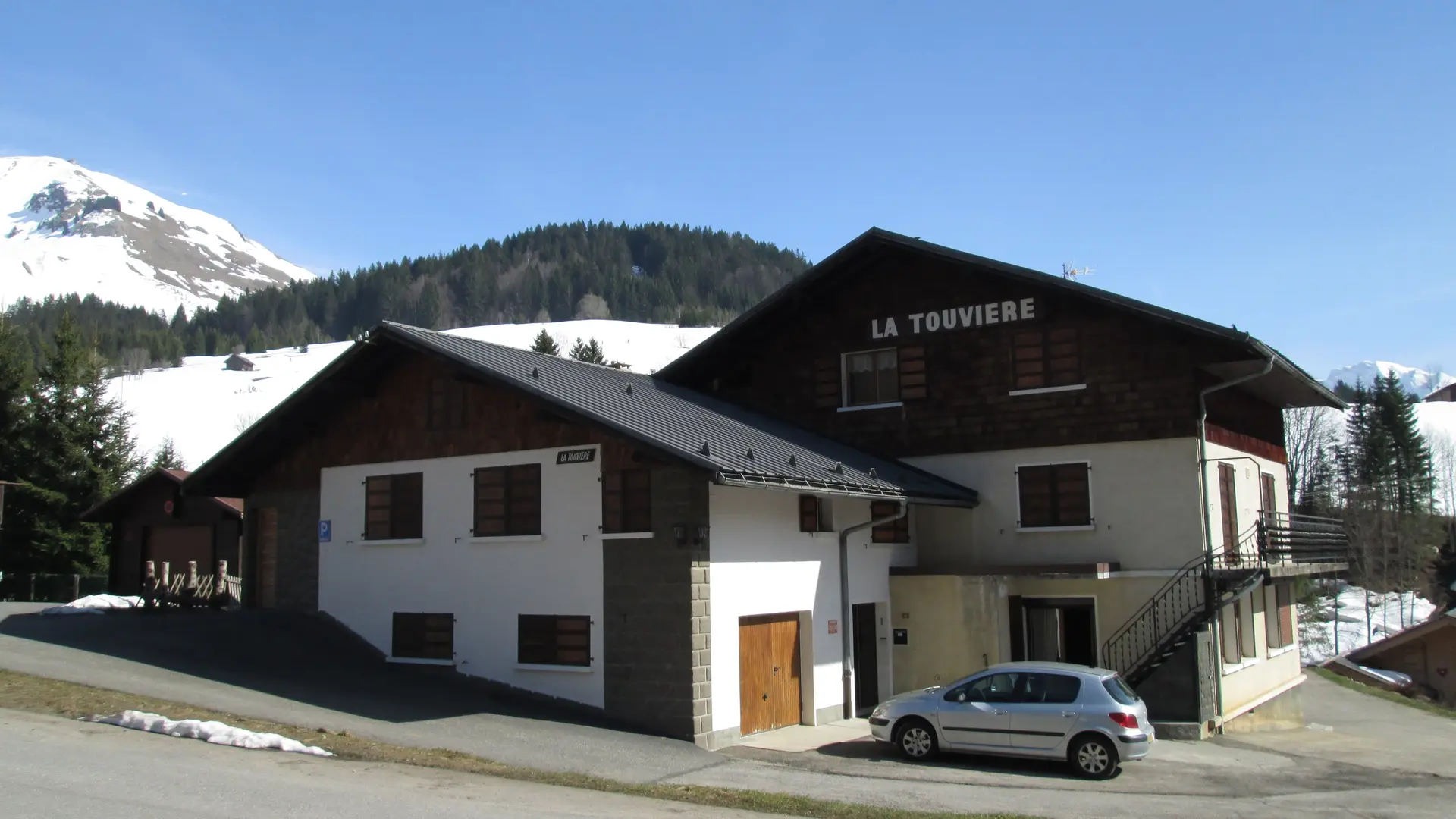 Entrée résidence en hiver/ Winter entrance residence - Touvière n° 4 - Le Grand-Bornand
