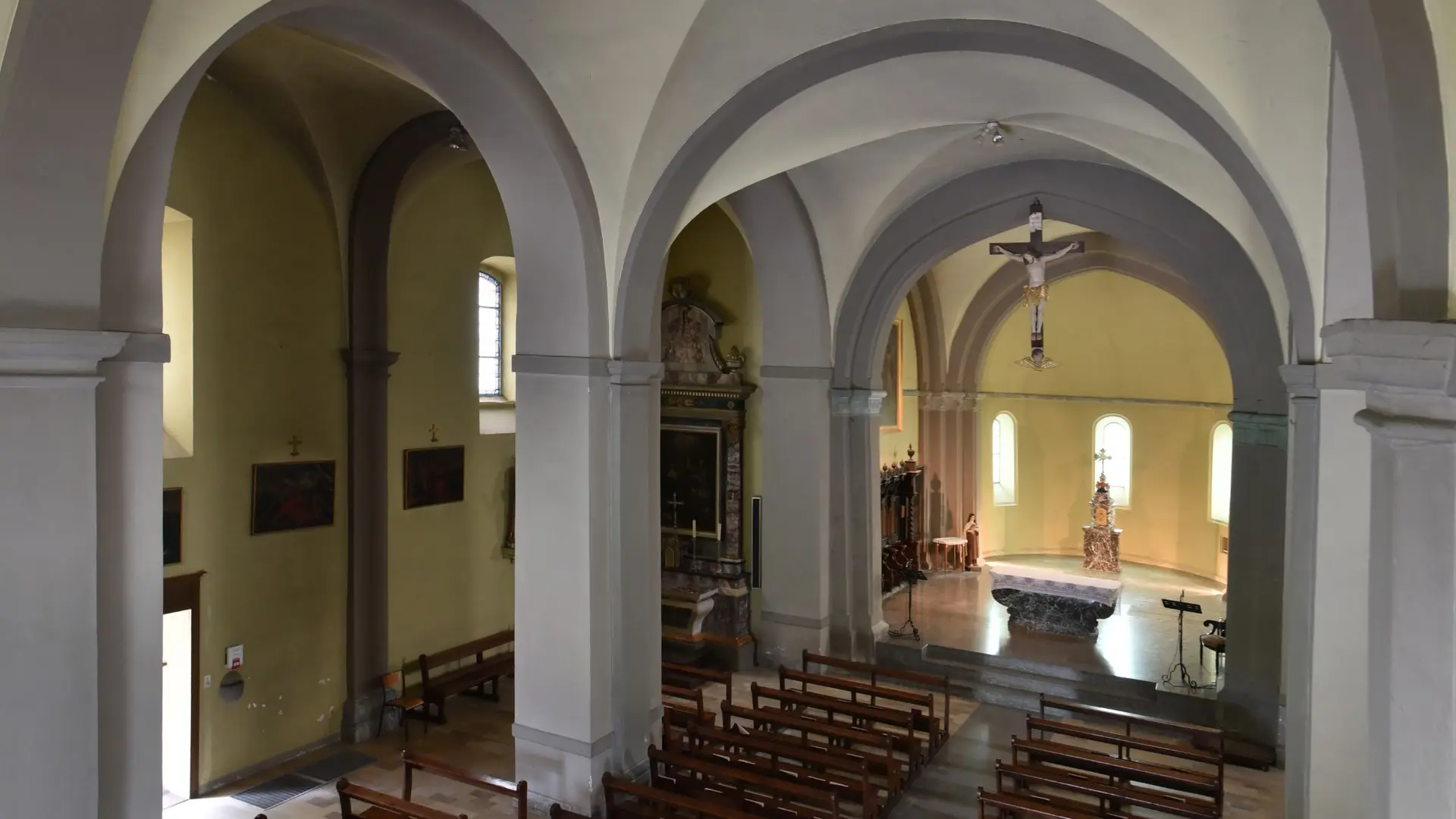 intérieur de l'église avec voûte