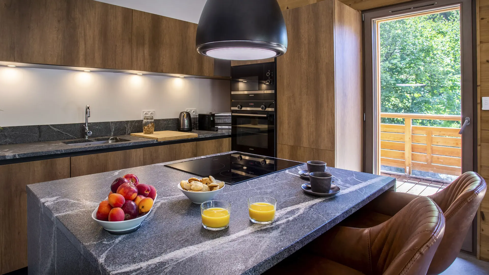Cuisine moderne toute équipée avec son ilot central
