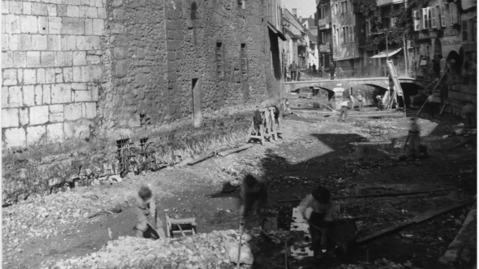 Canal à sec avec ouvriers à l'oeuvre