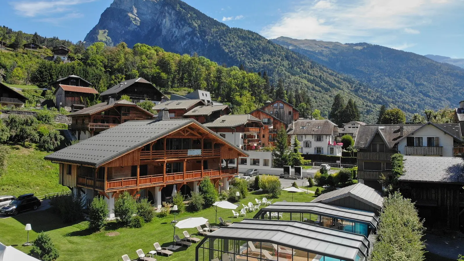 Vue sur le parc de 2000m² autour de l'hôtel