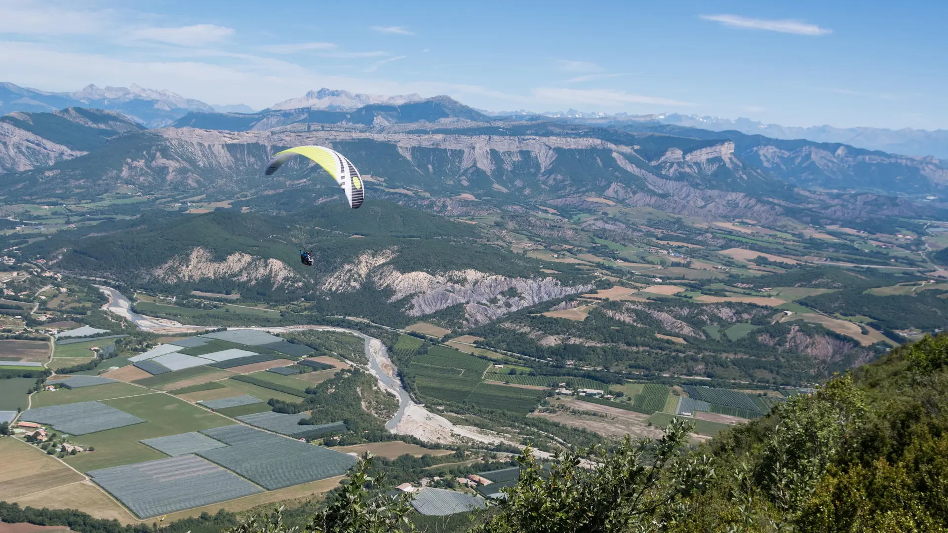 En parapente au dessus de la vallée du Buëch