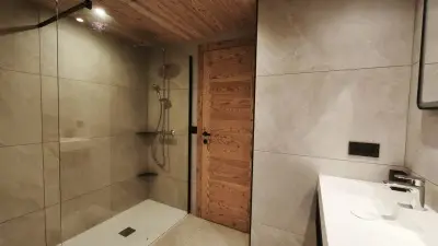 Salle de douche chambre double étage 1