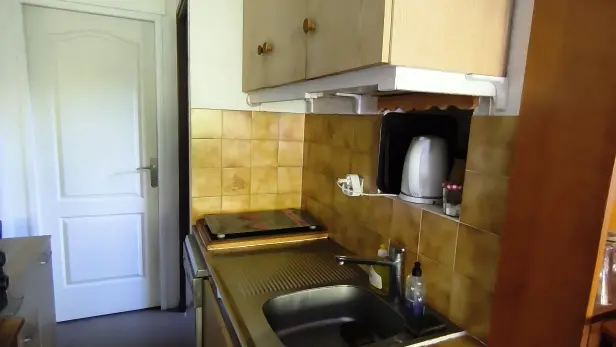 Côté cuisine avec un évier et plaques de cuisson et un petit plan de travail