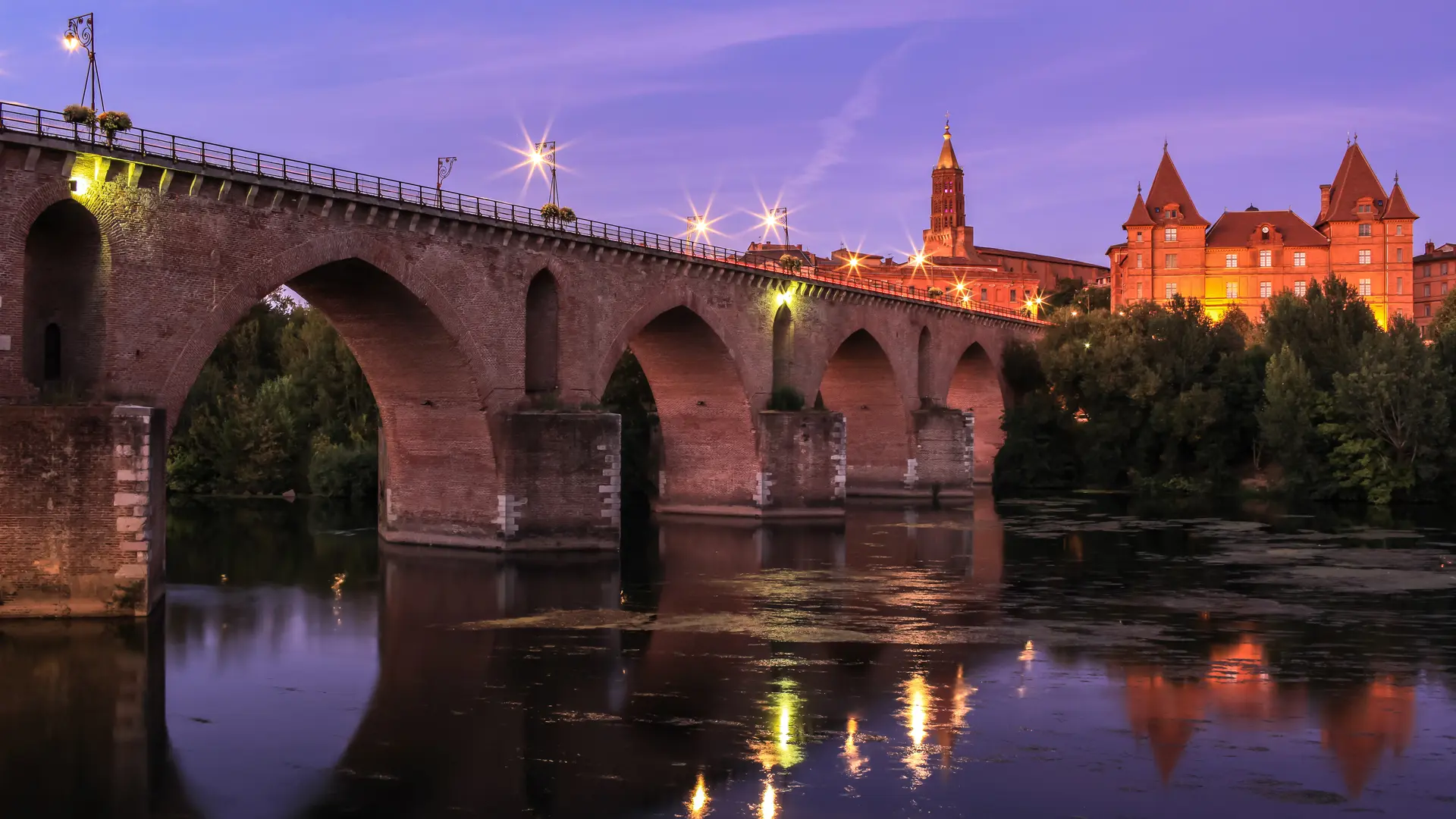 Vue nocturne du Pont Vieux de Montauban