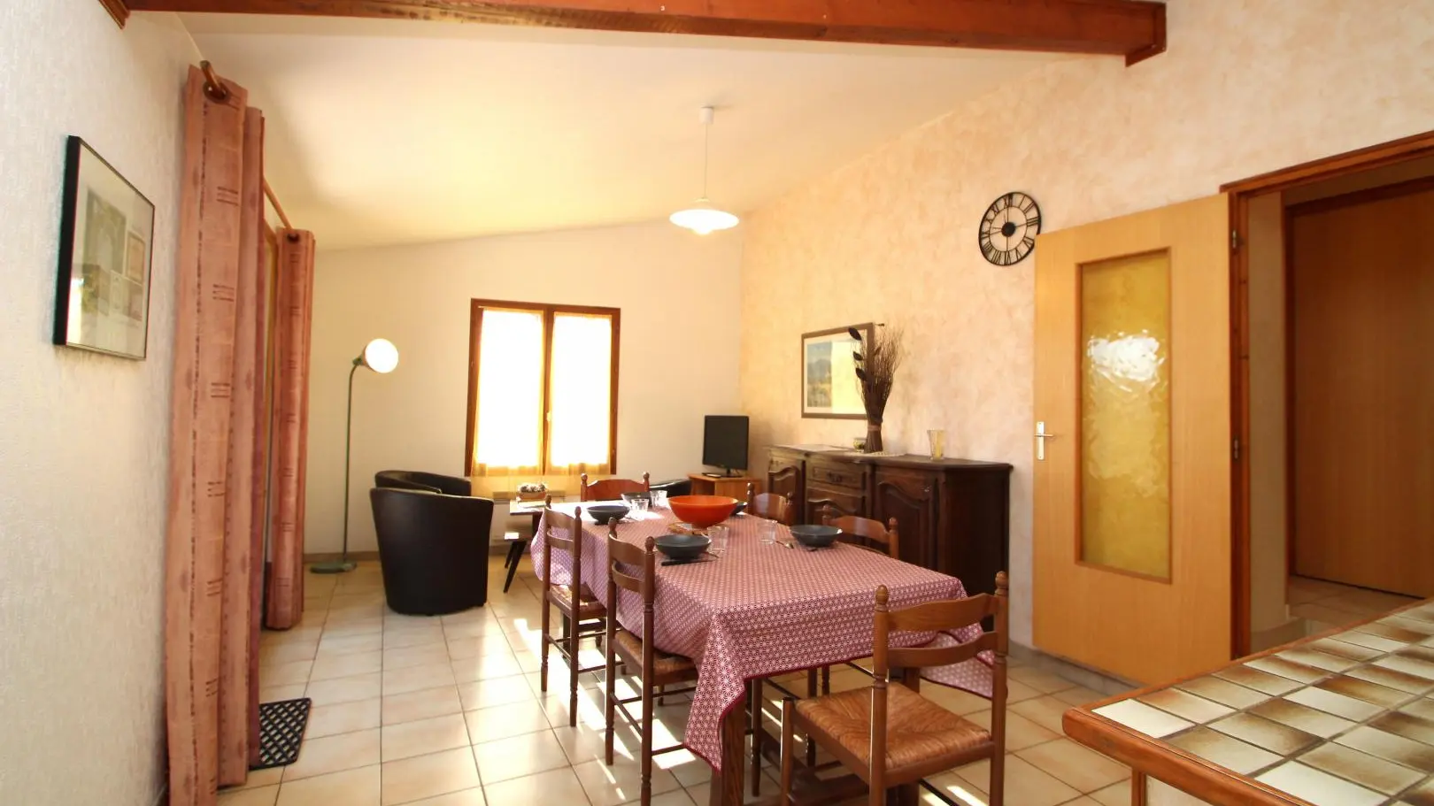 Pièce de vie spacieuse avec coin repas et espace détente