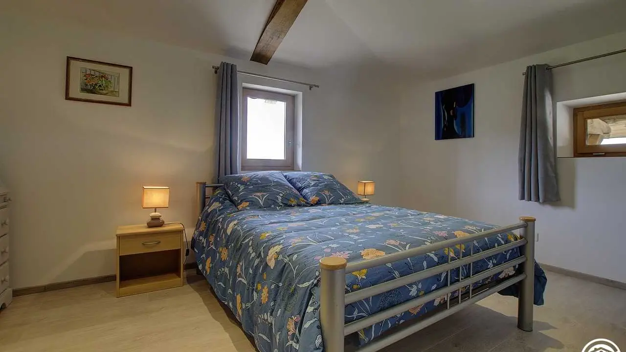 A l'étage, la chambre Alix, exposée sud-ouest, lit 140x190, possibilité d'ajouter un lit de bébé.