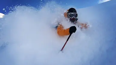 Un skieur dans la poudreuse