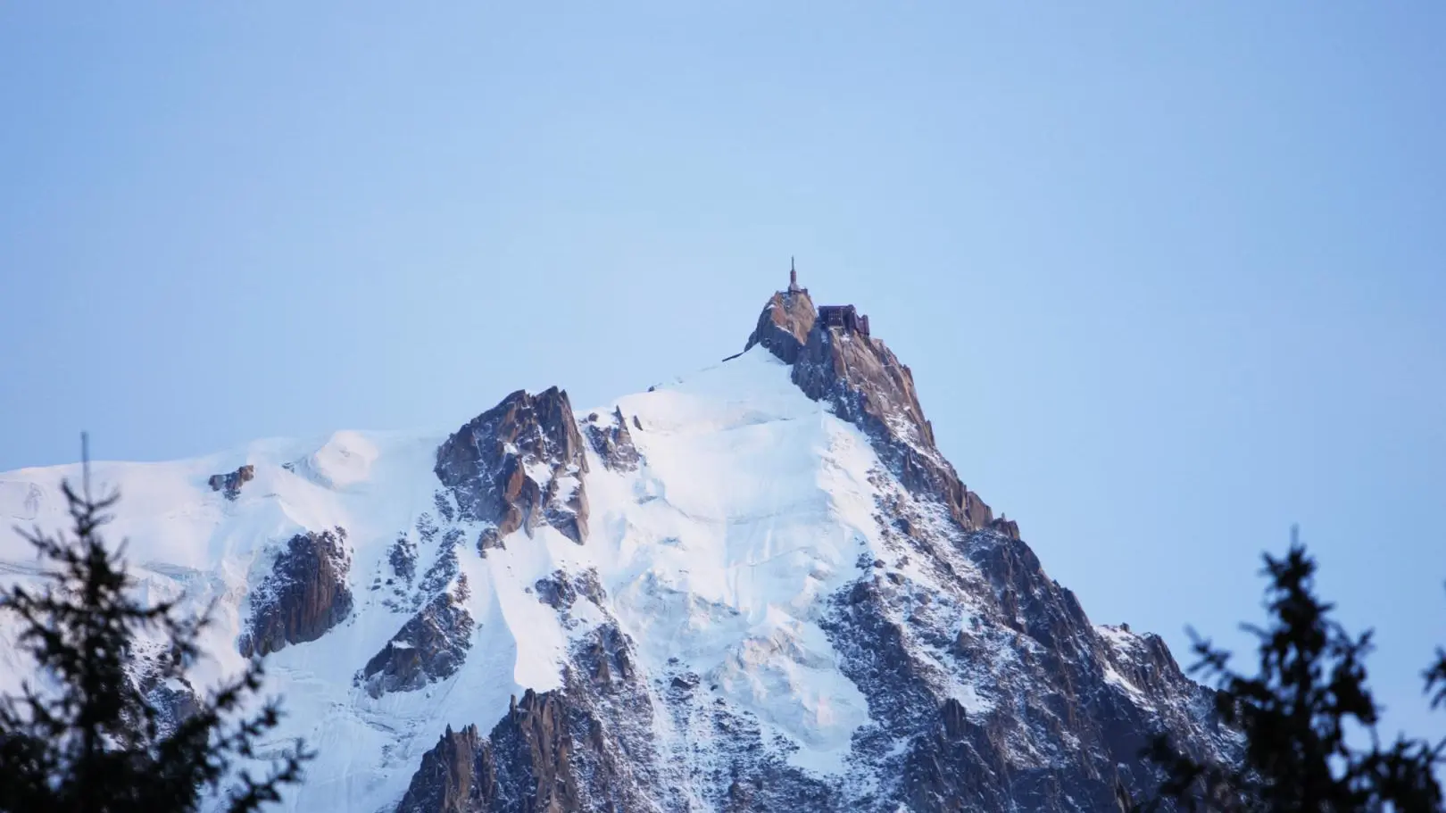 Aiguille du Midi (massif du Mont-Blanc), photographie prise du balcon Sud le soir