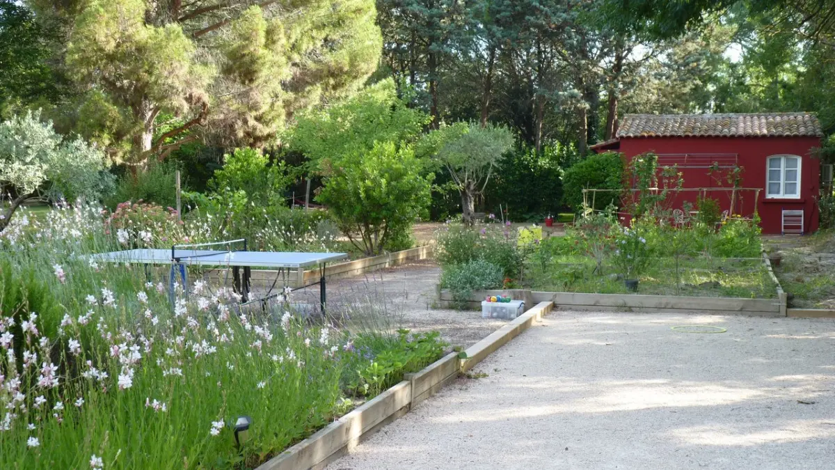 Vue depuis l'espace jeux et jardin potager