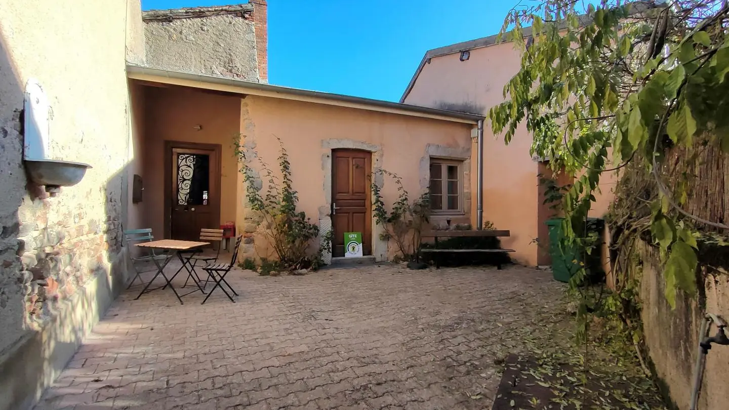 Castel des Arts : le gîte et sa cour privative.