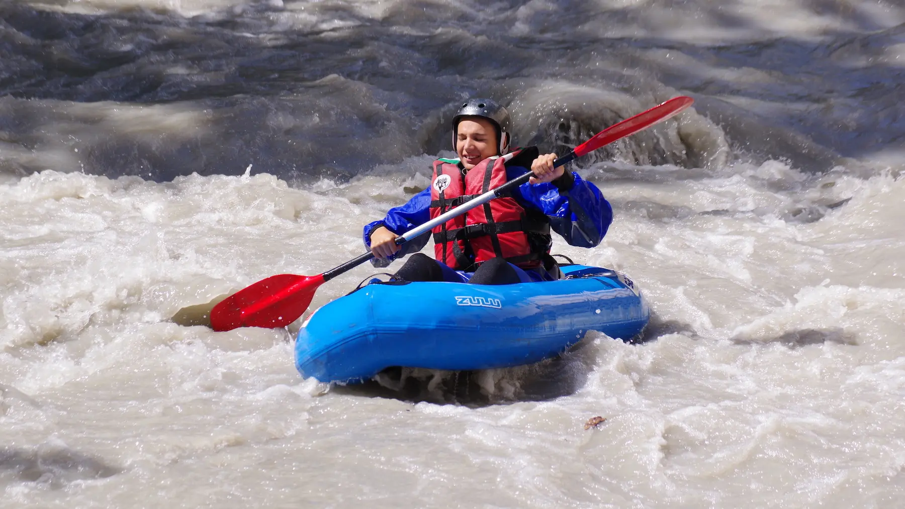 Les rapides sont à vous à bord de votre kayak gonflable