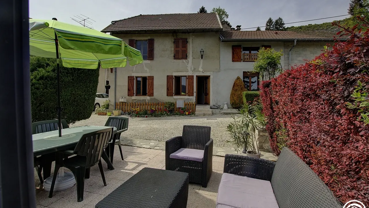 Vue sur le gîte et sa terrasse privative. Le jardin se situe sur la droite.